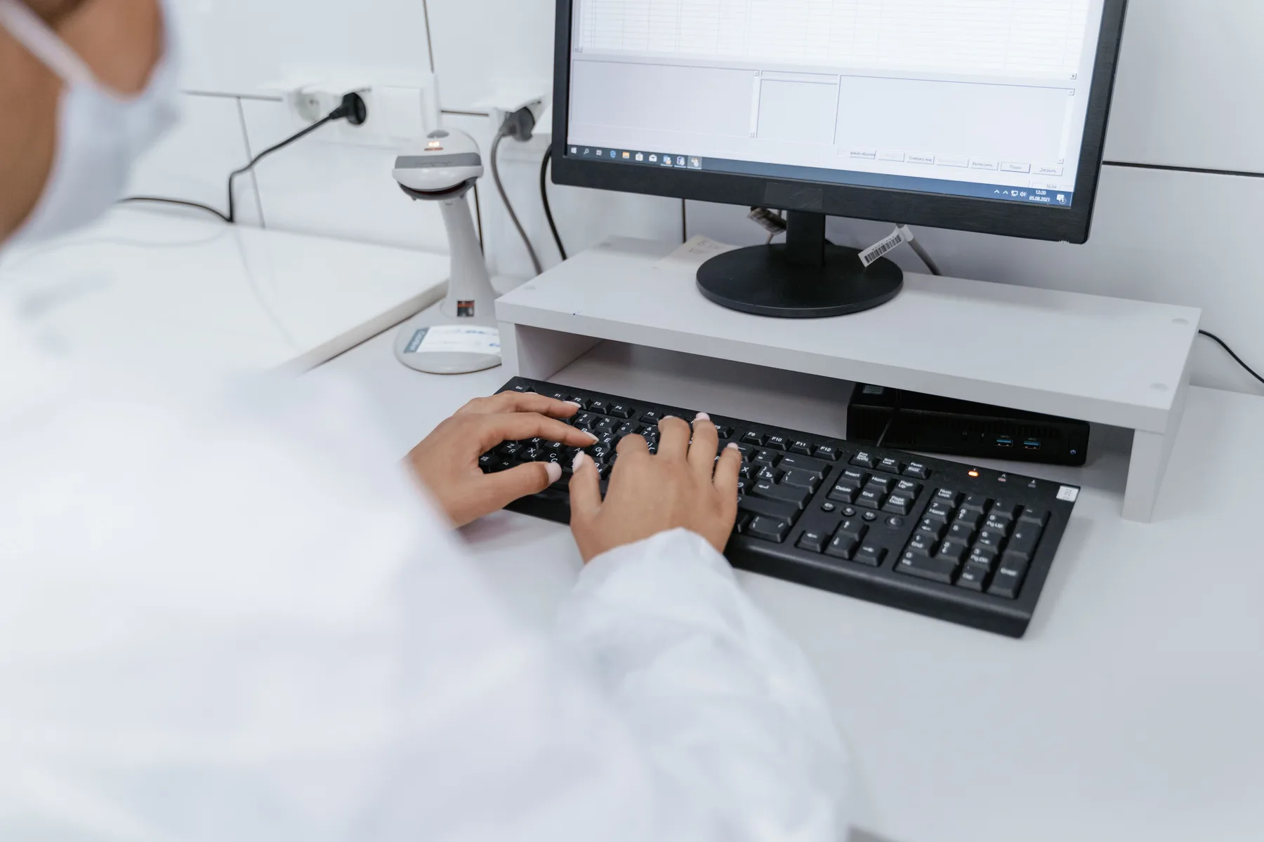 Laboratorijska strokovnjakinja uporablja računalnik za pregled in analizo podatkov.