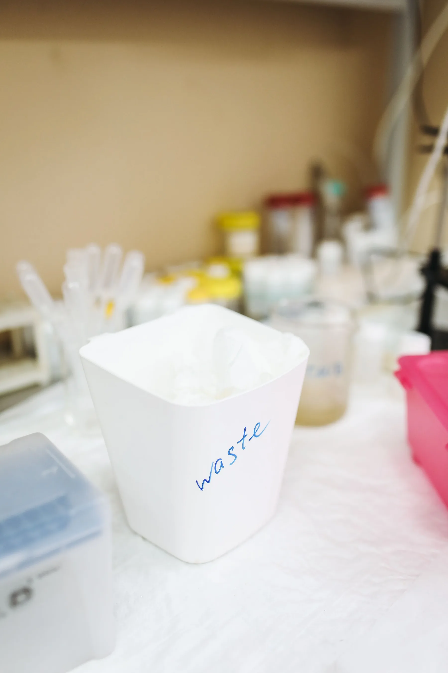 Posode in laboratorijska oprema pri pregledu materialov in ravnanju z vzorci.